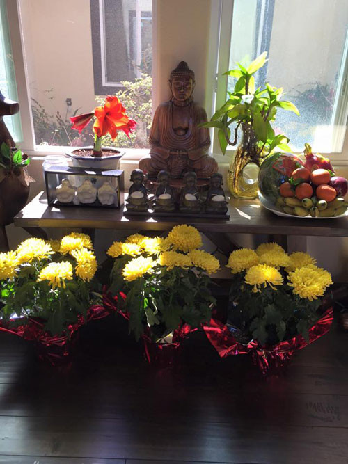 Từ phong cảnh bên ngoài cho đến bước vào bên trong, hơi hướng Phật Giáo được nam ca sỹ bao phủ khắp ngôi nhà. Từ những bức tranh phật treo trên tường cho đến tượng phật đặt trên hồ cá nhân tạo trong vườn.