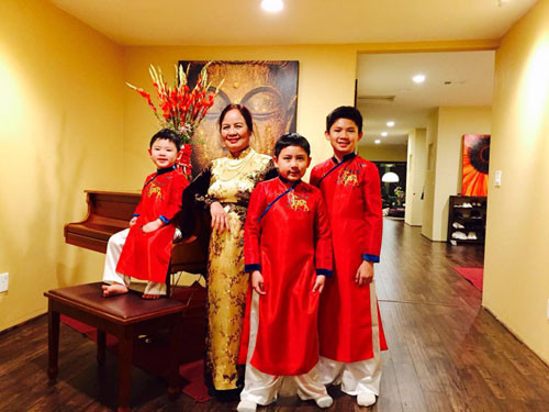 Biệt thự gỗ của Bằng Kiều. Nằm trên diện tích 1000m2 ở California, Mỹ, ngôi nhà được xây dựng với vật liệu gỗ chủ đạo.Được biết, đây là món quà anh tri ân đến cha mẹ của mình.