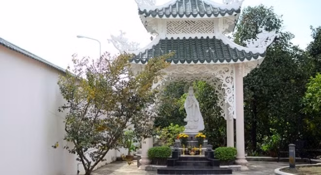 Ngay khi bước vào từ cổng ngoài, sẽ nhìn thấy một bức tượng Phật Bà Quan Âm phía tay phải. Được biết, bức tượng này được cô thỉnh ở chùa Non Nước và rước về.