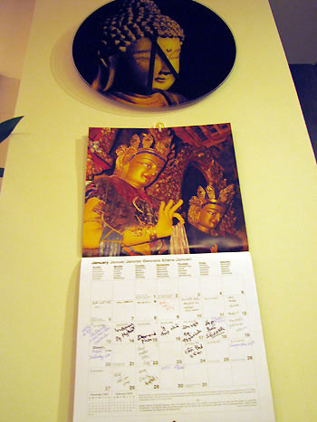 Tất cả các phòng đều mang phong cách miền Bắc xưa. Từng chi tiết nhỏ đều được đả nữ chăm chút và bày tượng Phật ở khắp nơi, từ chân nến cho đến đồng hồ và lịch cũng đều có bóng dáng Đức Phật trong đó.