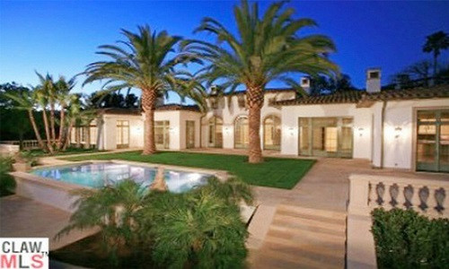 Biệt thự được xây dựng vào năm 1930 có tổng diện tích hơn 2.000m2 với 10 phòng ngủ rộng rãi và 11 phòng tắm....