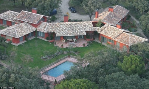 Khi chuyển đến Madrid để chơi cho câu lạc bộ Real Madrid, vợ chồng Beckham đã mua căn biệt thự nằm trong khu vực giành cho những người giàu có ở Madrid với 4.5 triệu bảng Anh (144 tỷ đồng).