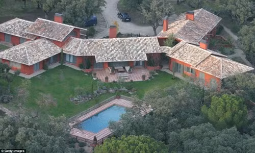 Khi chuyển đến Madrid để chơi cho câu lạc bộ Real Madrid, vợ chồng Beckham đã mua căn biệt thự nằm trong khu vực giành cho những người giàu có ở Madrid với 4.5 triệu bảng Anh (144 tỷ đồng).