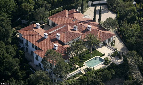 Năm 2007, vợ chồng nhà Beck cùng 3 cậu con trai đã đến Mỹ. Tại đây, họ đã bỏ ra 13 triệu bảng Anh để mua một biệt thự rộng hơn 1.200m2 ở khu Berverly Hills. Biệt thự này có hình chữ H gồm 5 phòng ngủ, 9 phòng tắm, một sân sau lớn với nhiều bộ bậc đá, bãi cỏ rộng, và một hồ bơi lớn. 