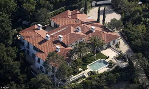 Năm 2007, vợ chồng nhà Beck cùng 3 cậu con trai đã đến Mỹ. Tại đây, họ đã bỏ ra 13 triệu bảng Anh để mua một biệt thự rộng hơn 1.200m2 ở khu Berverly Hills. Biệt thự này có hình chữ H gồm 5 phòng ngủ, 9 phòng tắm, một sân sau lớn với nhiều bộ bậc đá, bãi cỏ rộng, và một hồ bơi lớn. 