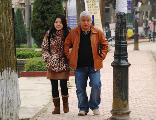 Ngoài cuộc sống kinh doanh, vợ chồng bầu Kiên rất tình cảm, luôn tay trong tay mỗi khi có nhau, dạo phố, đi du lịch, đi nghe nhạc, hay ngồi cùng hàng ghế khán đài xem bóng đá.