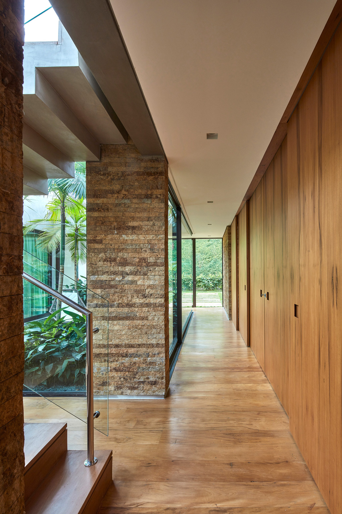 Chính vì thế, rất nhiều cửa ra vào được thiết kế theo kiểu cửa trượt bằng chất liệu kính dẫn lối ra vườn, vừa giúp tiết kiệm diện tích vừa giúp thu hẹp khoảng cách giữa không gian bên trong với bên ngoài nhà.