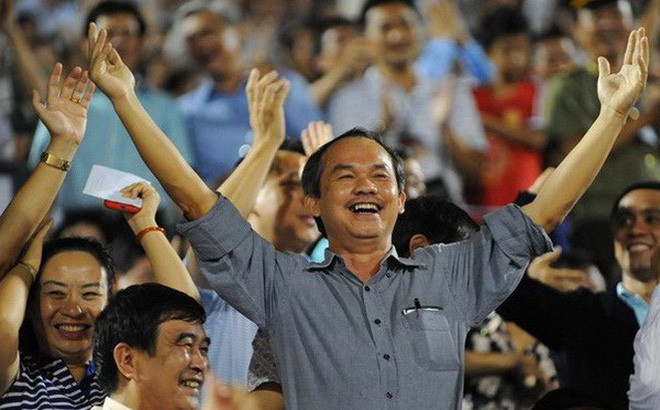 Đáng chú ý nhất, ông Đức chính là người khởi nguồn cho mối duyên bóng đá Việt Nam với HLV tài ba người Hàn Quốc Park Hang Seo, tạo nên bước ngoặt để đời cho các cầu thủ U23 và nền bóng đá Việt. Với con mắt nhìn người tinh anh, bầu Đức đã giới thiệu và cố gắng đưa chiến lược gia người Hàn Quốc về Việt Nam, bất chấp nhiều ý kiến chỉ trích của dư luận. Ảnh: 24h.