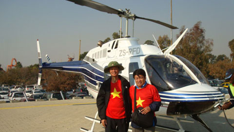 Doanh nhân Phạm Văn Sáng (biệt danh Sáng "Củ Chi") được nể phục về tình yêu bóng đá cuồng nhiệt và mức độ cực "ngông" khi ông cùng bạn bỏ ra cả nghìn USD thuê trực thăng chỉ để xem trận bóng tại World Cup 2014. Ảnh:Vietnamnet.