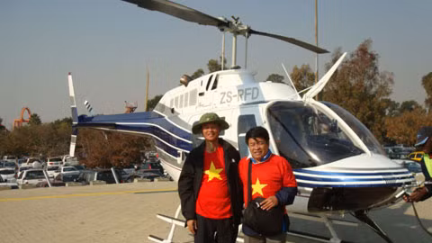 Doanh nhân Phạm Văn Sáng (biệt danh Sáng "Củ Chi") được nể phục về tình yêu bóng đá cuồng nhiệt và mức độ cực "ngông" khi ông cùng bạn bỏ ra cả nghìn USD thuê trực thăng chỉ để xem trận bóng tại World Cup 2014. Ảnh:Vietnamnet.