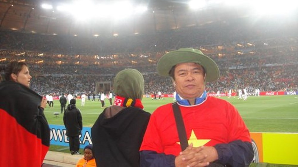 “Đối với tôi, bóng đá là một niềm đam mê bất tận. Tôi yêu đội tuyển bóng đá Việt Nam như yêu chính cuộc sống của mình” - ông Sáng từng chia sẻ. Ảnh: Thế giới trẻ.