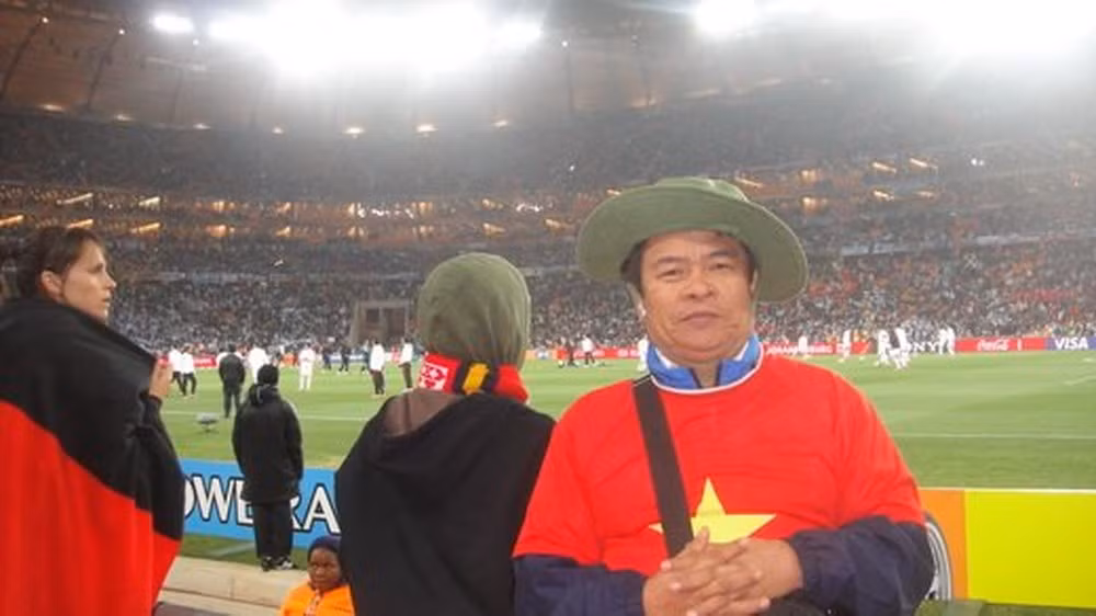 “Đối với tôi, bóng đá là một niềm đam mê bất tận. Tôi yêu đội tuyển bóng đá Việt Nam như yêu chính cuộc sống của mình” - ông Sáng từng chia sẻ. Ảnh: Thế giới trẻ.