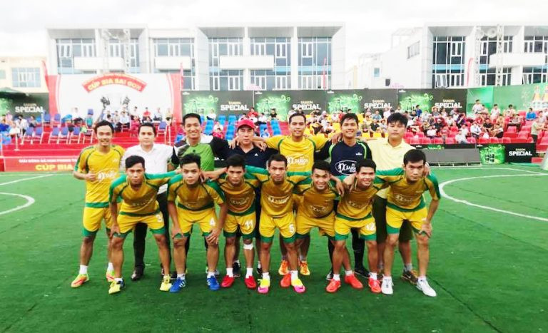 “Bóng đá là niềm đam mê, là phần không thể thiếu trong tôi. Cuộc đời tôi đã nhận rất nhiều thứ từ bóng đá nên tôi luôn dặn lòng cũng phải cho đi nhiều thứ thì mới xứng đáng với những gì mà mình đã được nhận”. Ảnh: Văn hóa doanh nghiệp Việt Nam.