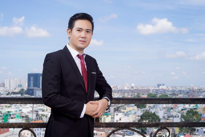 Doanh nhân Phạm Văn Tam (Giám đốc hãng tivi Asanzo) là một trong những người tài trợ cho đội bóng Hải Phòng và luôn sẵn sàng tặng thưởng, khích lệ tinh thần cho đội tuyển bóng đá Việt Nam. Ảnh: Công luận.