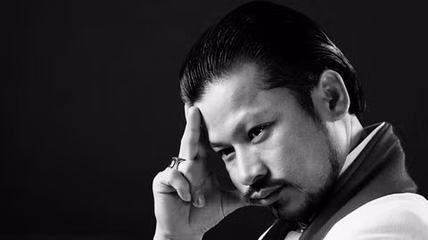 Anh chia sẻ: “Nhiều khi tôi nghĩ mình bị khùng khi vỡ òa với khoảnh khắc thăng hoa của các cầu thủ. Mặc dù chỉ là khán giả thôi nhưng trái tim tôi đôi lúc cũng lỗi nhịp, cùng buồn phiền, đau đớn, thất vọng với từng đường lăn của trái bóng”. Ảnh: Starup.