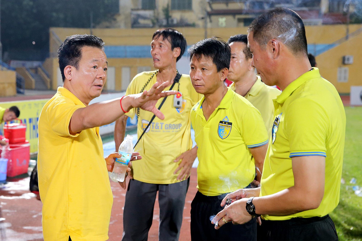 Trước nhiều câu hỏi về việc ông là ông bầu của cả Hà Nội T&amp;T và SHB Đà Nẵng, ông Hiển bày tỏ: “Tôi làm bóng đá vì niềm đam mê và chưa bao giờ tính toán thiệt hơn”. Ảnh: 24h.