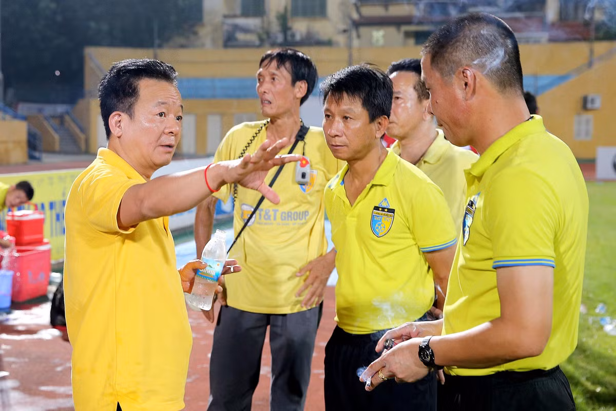 Trước nhiều câu hỏi về việc ông là ông bầu của cả Hà Nội T&amp;T và SHB Đà Nẵng, ông Hiển bày tỏ: “Tôi làm bóng đá vì niềm đam mê và chưa bao giờ tính toán thiệt hơn”. Ảnh: 24h.