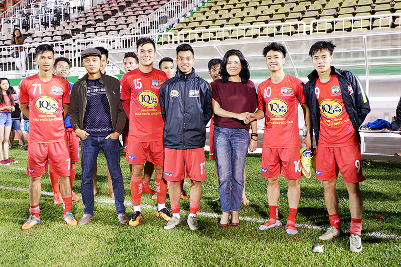 Bà NguyễnThị Thu Phương, Chủ tịch HĐQT/TGĐ Công ty Sữa VPMILK - đơn vị tài trợ 50 tỷ đồng cùng với sản phẩm sữa phục vụ cho cầu thủ CLB Hoàng Anh Gia Lai. “Chính các em đã khiến tôi từ một người không biết gì về bóng đá trở thành “người yêu” bóng đá và tôi quyết định trở thành đối tác dinh dưỡng độc quyền cho các cầu thủ HAGL. Niềm tin của tôi vào bóng đá nước nhà luôn mãnh liệt”. Ảnh: Vpmilk.