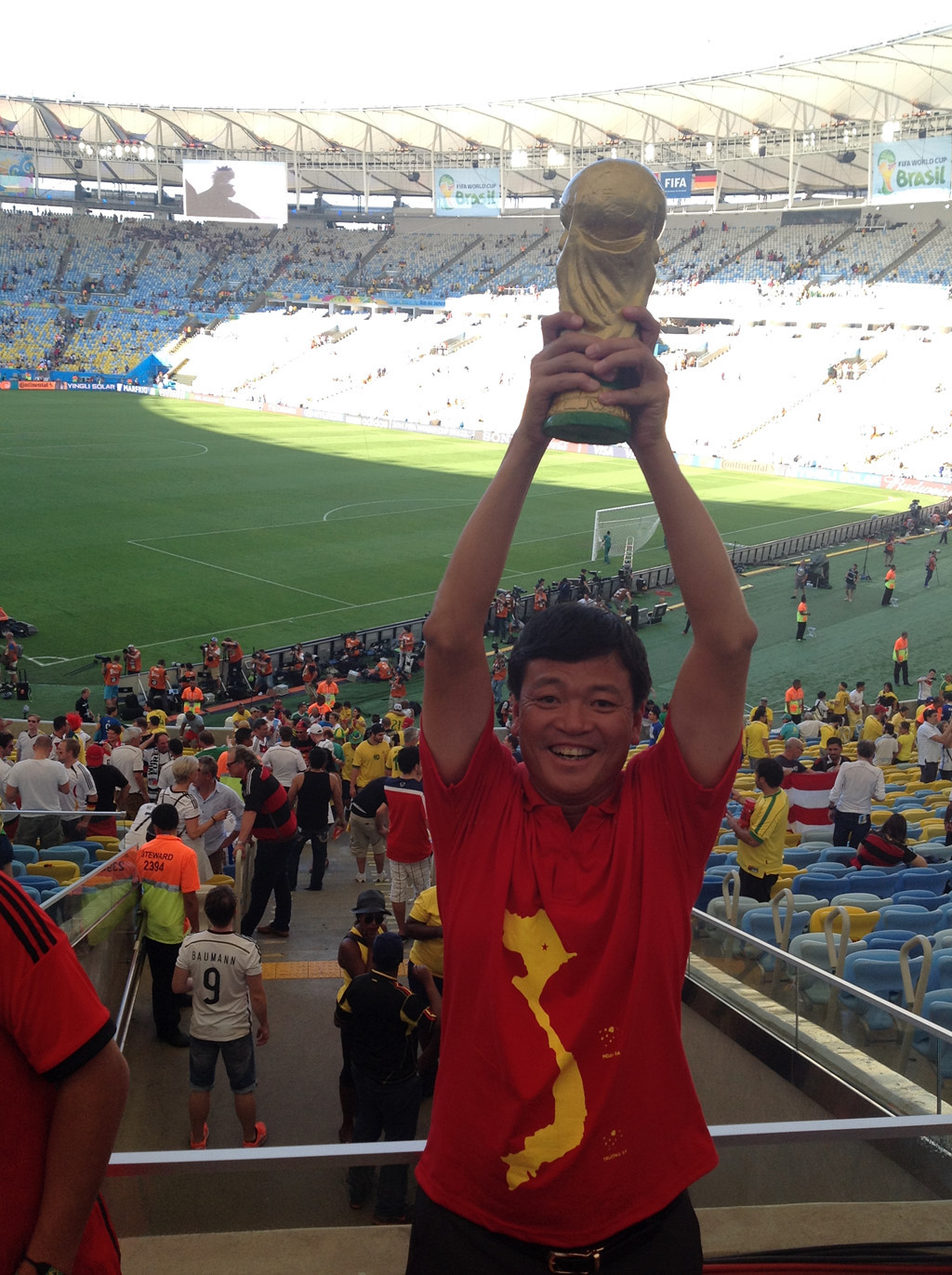 World Cup 2014 ông mua cúp vàng được làm từ thạch cao tại Bát Tràng mang sang Nga để tặng cổ động viên các nước và một vài người bạn tại Nga. Ảnh: Zing.