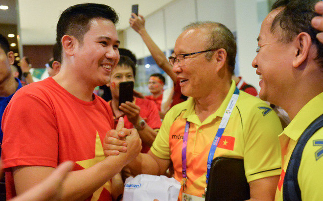 Mới đây nhất, ông có mặt tại Indonesia cổ vũ cho Olympic Việt Nam khi đá với Olympic Syria và đã thưởng cho Olympic Việt Nam 25.000USD cùng mỗi thành viên trong đội 1 chiếc tivi Asanzo 55 inch khi đội nhà chiến thắng. Với ông Tam “Chỉ có bóng đá mới mang lại thứ cảm xúc khó có thể diễn tả bằng lời, hay nhận mặt đặt tên”. Ảnh: VTC New.