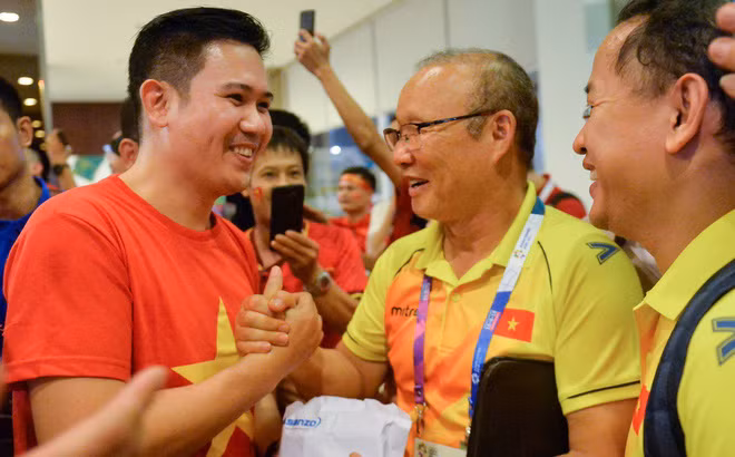 Mới đây nhất, ông có mặt tại Indonesia cổ vũ cho Olympic Việt Nam khi đá với Olympic Syria và đã thưởng cho Olympic Việt Nam 25.000USD cùng mỗi thành viên trong đội 1 chiếc tivi Asanzo 55 inch khi đội nhà chiến thắng. Với ông Tam “Chỉ có bóng đá mới mang lại thứ cảm xúc khó có thể diễn tả bằng lời, hay nhận mặt đặt tên”. Ảnh: VTC New.