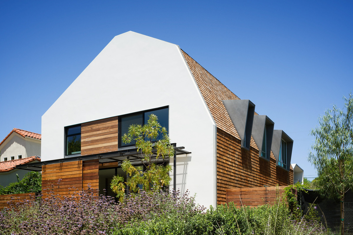 Nha nhin ben ngoai cuc mich nhung ben trong dep hut hon