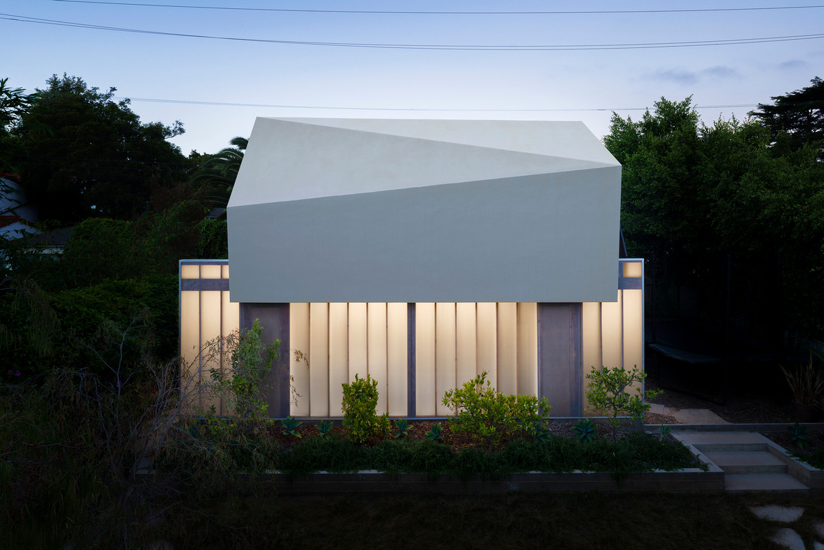 Nha nhin ben ngoai cuc mich nhung ben trong dep hut hon-Hinh-5