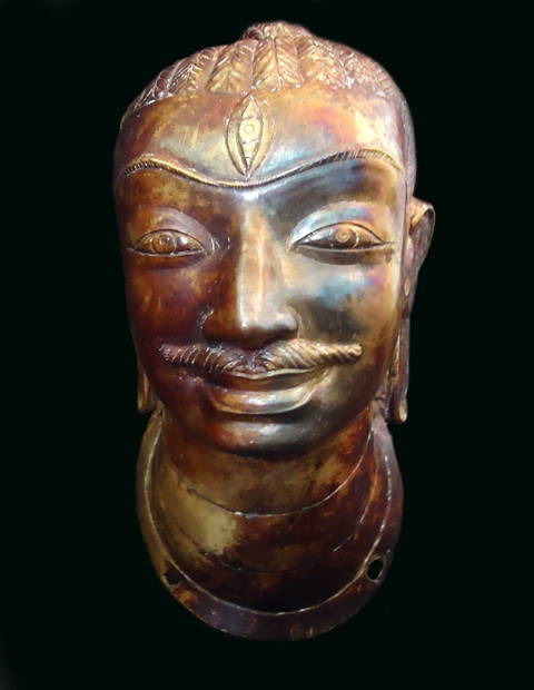 Khi sâu khoảng 60cm thì phát hiện 1 hũ bằng bạc đã bị vỡ, bên trong có một bức tượng hình đầu người bằng kim loại màu vàng. Sau khi tin đồn lan ra thì rất nhiều thương lái và thợ kim hoàn đến để xem và ra giá thì gia đình cậu bé đã bán với giá cuối cùng là 68 lượng vàng.