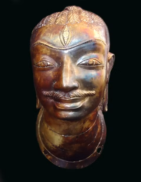 Khi sâu khoảng 60cm thì phát hiện 1 hũ bằng bạc đã bị vỡ, bên trong có một bức tượng hình đầu người bằng kim loại màu vàng. Sau khi tin đồn lan ra thì rất nhiều thương lái và thợ kim hoàn đến để xem và ra giá thì gia đình cậu bé đã bán với giá cuối cùng là 68 lượng vàng.