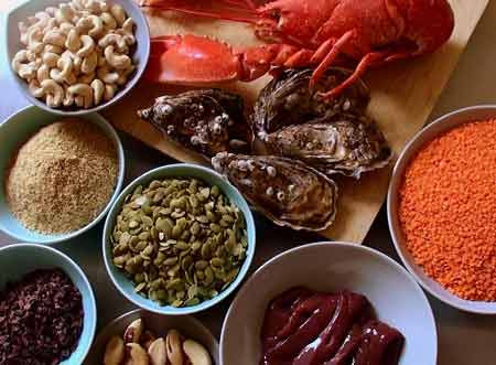 Tăng cường ăn thức ăn chứa nhiều kẽm. Bởi vì kẽm có thể ngăn ngừa và làm dịu đau họng cùng những triệu chứng của cảm lạnh khác. Các thực phẩm giàu kẽm là thịt bò, thịt gà tây, thịt gà, tôm hùm, trai hến...