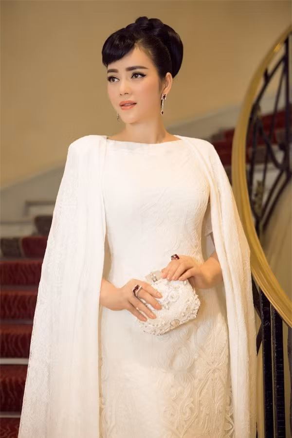 Lý Nhã Kỳ xuất hiện kiêu sa với bộ trang sức kim cương và ruby tinh tế của thương hiệu Paolo Piovan.