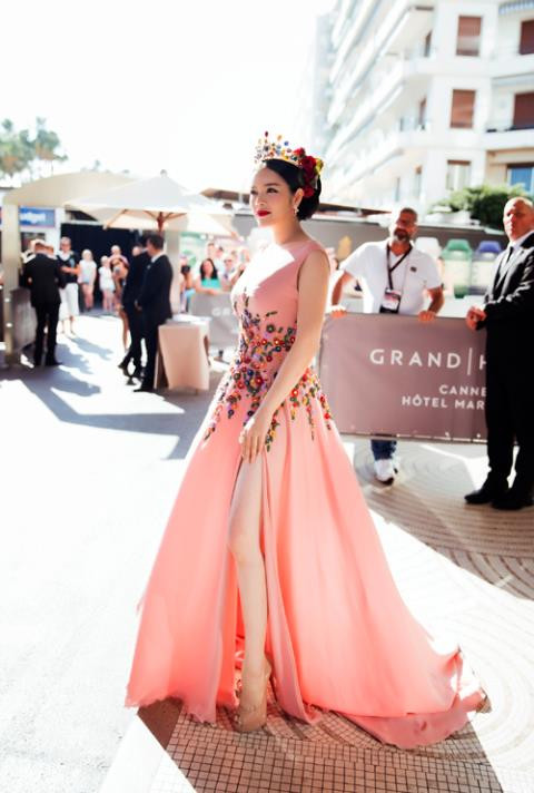 Năm 2016, Lý Nhã Kỳ tiếp tục trở thành khách mời chính thức và rồi là nhà tài trợ cho tài trợ của Tổ chức Cinéfondation Cannes 2016. Cô lộng lẫy, quyền quý mà vô cùng ngọt ngào với thiết kế haute couture óng ả, gợi cảm của thương hiệu Georges Hobeika, cùng vương miện kim cương rực rỡ.