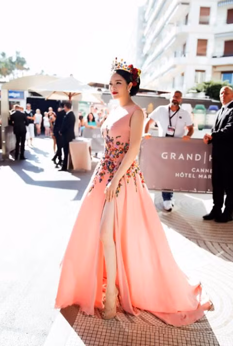 Năm 2016, Lý Nhã Kỳ tiếp tục trở thành khách mời chính thức và rồi là nhà tài trợ cho tài trợ của Tổ chức Cinéfondation Cannes 2016. Cô lộng lẫy, quyền quý mà vô cùng ngọt ngào với thiết kế haute couture óng ả, gợi cảm của thương hiệu Georges Hobeika, cùng vương miện kim cương rực rỡ.