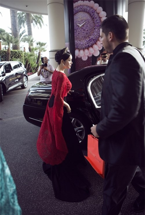 Cô được xế hộp sang trọng đưa đón như các siêu sao tại Hollywood.