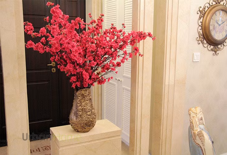 Nếu bạn thích hoa đào đậm, vẫn có thể trang trí trong ngôi nhà mang phong cách hiện đại. Đơn giản thay bằng chiếc bình mang phong cách Phục Hưng là hoàn toàn hợp với không gian nội thất. Ảnh: Urbanhouse.