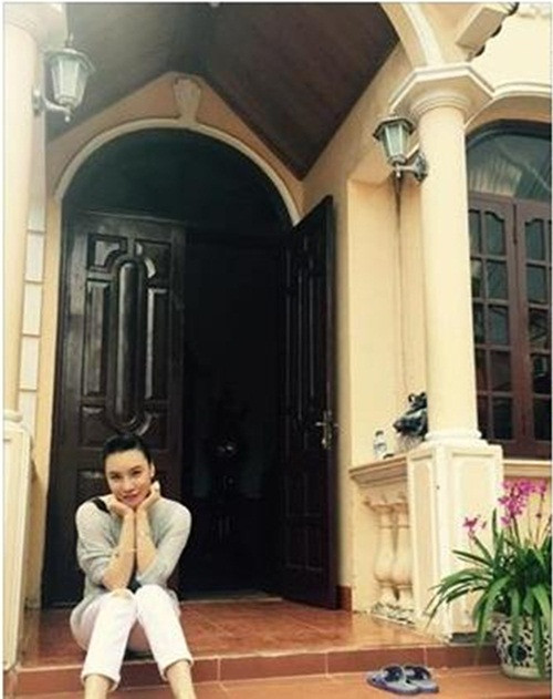 Khang trang không kém ngôi nhà hiện tại, nhà ở quê Quảng Ninh của Hồ Quỳnh Hương cũng rất đồ sộ. Đây là nơi cha mẹ của cô đang ở. Ảnh: FBNV.