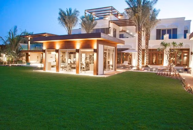 Căn biệt thự này được xây dựng theo phong cách hiện đại, khuôn viên của nó cũng rất hiện đại với những lớp cỏ xanh mướt và đèn điện được giăng sáng trưng.