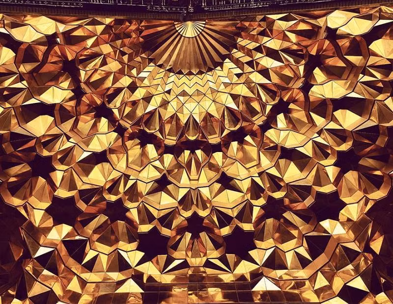 Nằm trong một phần của nhà thờ Hồi giáo Hazrate Masomeh là tác phẩm mái vòm đáng kinh ngạc của nghệ thuật.