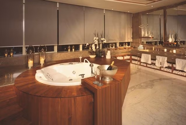 Nằm trên tầng 50 của chung cư La Reve, căn biệt thự trên không này có giá 72 triệu AED (đơn vị tiền tệ Ả Rập) gồm có 4 phòng ngủ, 4 tầng hầm.