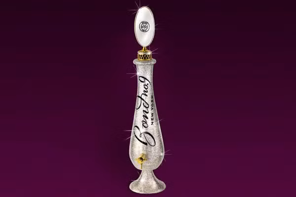 Chrystalized Amphora, chai nước hoa được đính 16.500 viên pha lê Swarovski. Giá của nó là 3.500 USD (hơn 77 triệu đồng) cũng là một trong những món quà Valentine xa xỉ. Ảnh: Saostar.