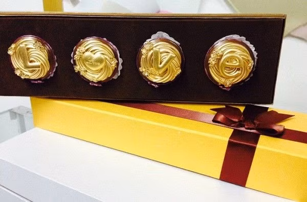 Chocolate sứ phủ vàng 24k có giá lên đến vài triệu đồng tùy theo chủ nhân muốn mua 1 viên hay cả hộp. Ảnh: Saostar.