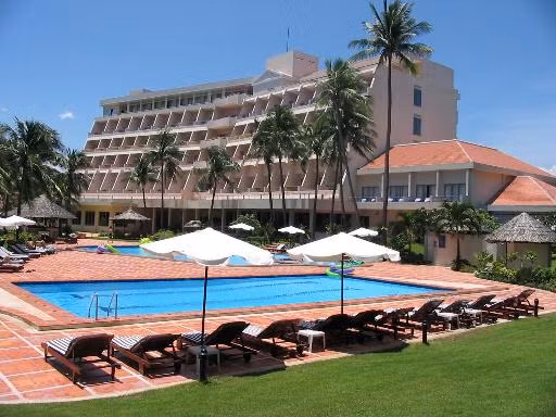  Hiện tại, ông Phạm Trịnh Phương đang là Chủ tịch hội đồng quản trị của tập đoàn Vina Properties Development (VPD) (Tập đoàn phát triển bất động sản Vina). Tập đoàn này từng mua lại tổ hợp khách sạn và sân gôn Novotel Phan Thiet Ocean Dunes and Golf Resort. Ảnh: Vietstock.