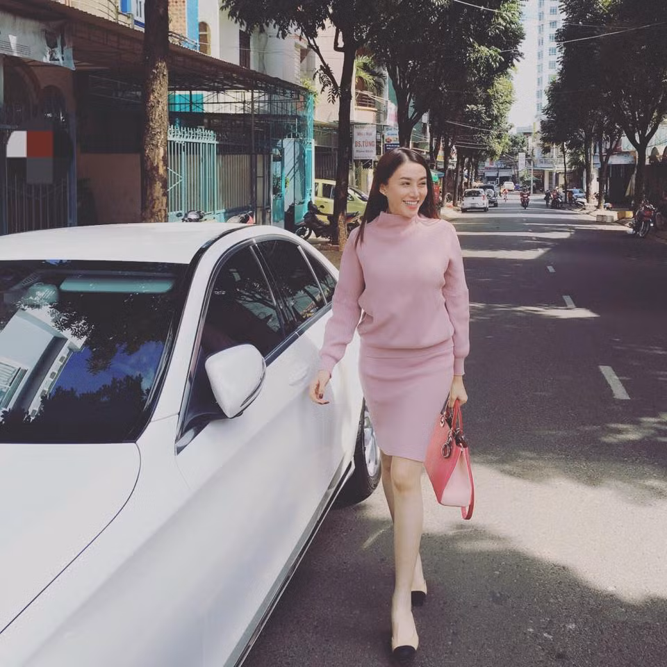 Trong bộ sưu tập túi xách của mình, chiếc Diorissimo màu beige là một trong những mẫu được Lê Hà ưu ái nhất. Mẫu túi này có giá từ 75.000.000 VNĐ đến 120.000.000 VNĐ tùy vào chất liệu cũng như sự đa dạng về màu sắc.