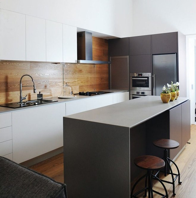 Gỗ cũng là vật liệu được yêu thích để ốp nhà bếp. Ảnh: Decox.