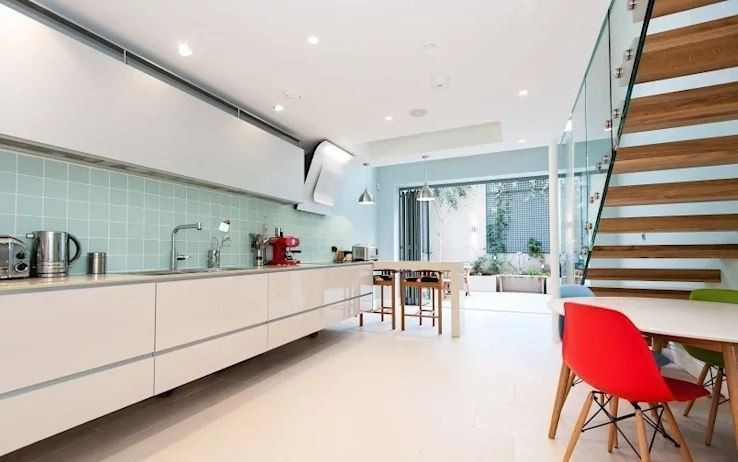 Không đẳng cấp và sang trọng như đá hoa cương và đá cẩm thạch nhưng gạch men vẫn là vật liệu được nhiều người lựa chọn để ốp bếp bởi có nhiều ưu điểm như giá thành rẻ, dễ dàng lau chùi. Ảnh: Homify.