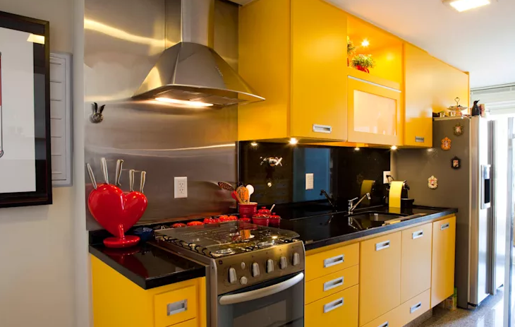 Gương là loại vật liệu đẹp để ốp tường nhà bếp, tuy nhiên loại vật liệu này có giá thành khá cao. Ảnh: Tubepdephiendai.