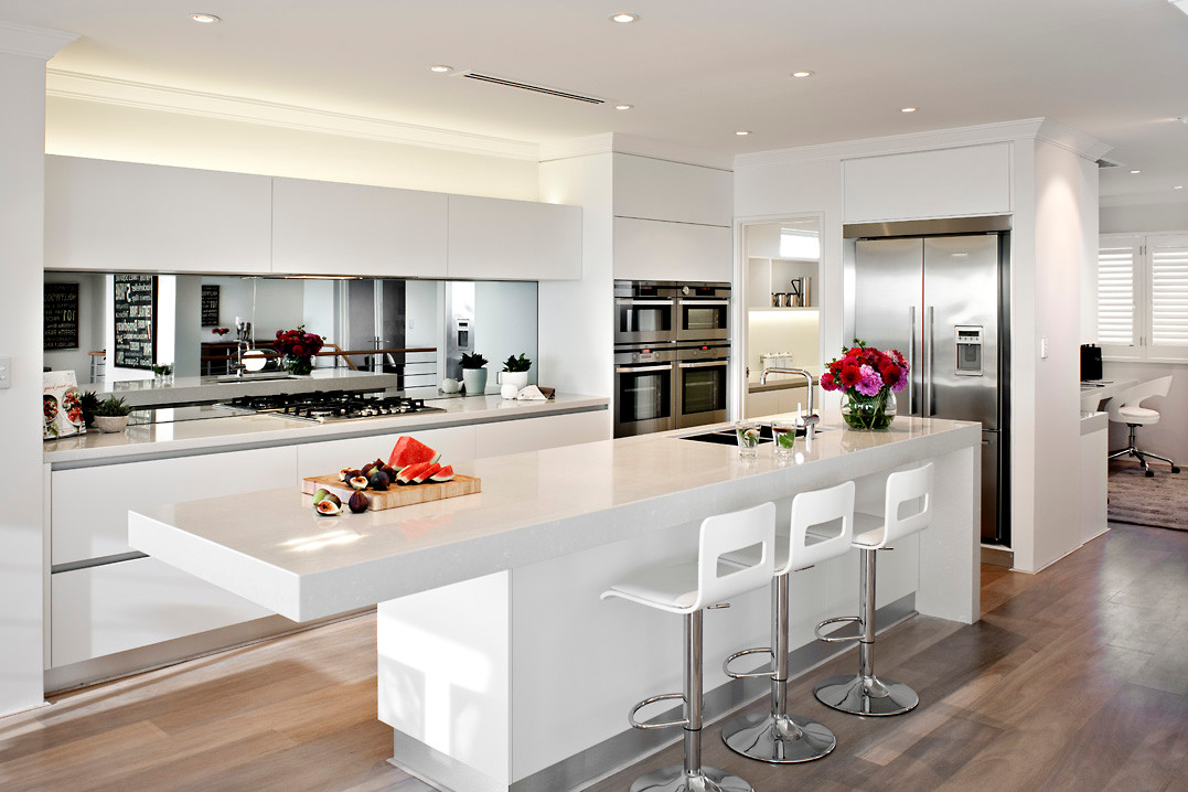 Thép không gỉ có khả năng chịu nhiệt rất cao, dễ lau chùi cũng là loại vật liệu được ưa chuộng để ốp bếp. Ảnh: Blogspot.