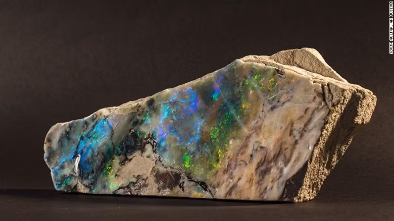 Tuy ấn tượng như thế nhưng "Ngọn lửa Úc châu" không phải là viên đá mắt mèo có giá trị cao nhất. Viên ngọc lớn và quý nhất loại này là Olympic Australis, nặng 3.45kg, 17000 carat và có trị giá khoảng 1.9 tỉ đô. Nguồn ảnh: CNN.