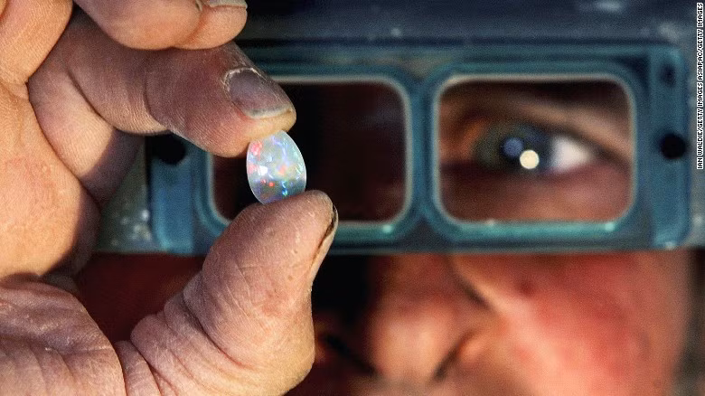 Một số khác lại nghĩ rằng opal giúp cho người đeo nó có thể trở nên vô hình.