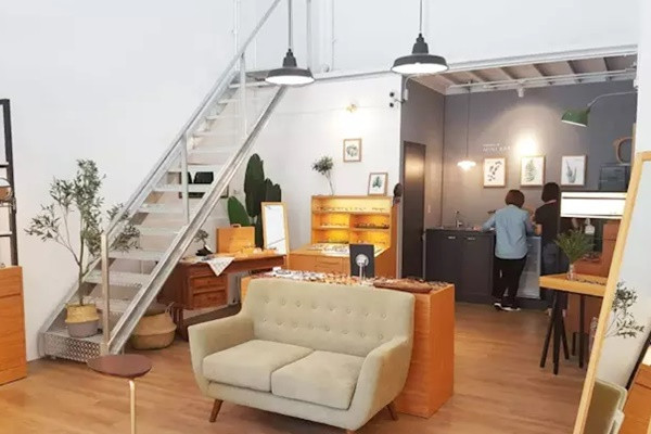 Việc này vừa giúp bạn có thêm tiền, lại vừa làm ngôi nhà của mình gọn gàng, ngăn nắp hơn. Người mua cũng cảm thấy dễ chịu hơn khi bước vào nhà bạn. Ảnh: docuhunter.